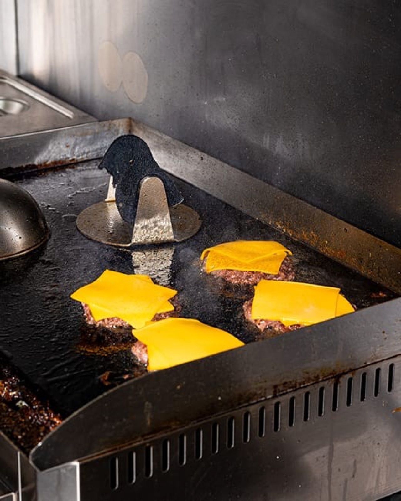 Smash press a patties s čedarem na grilu